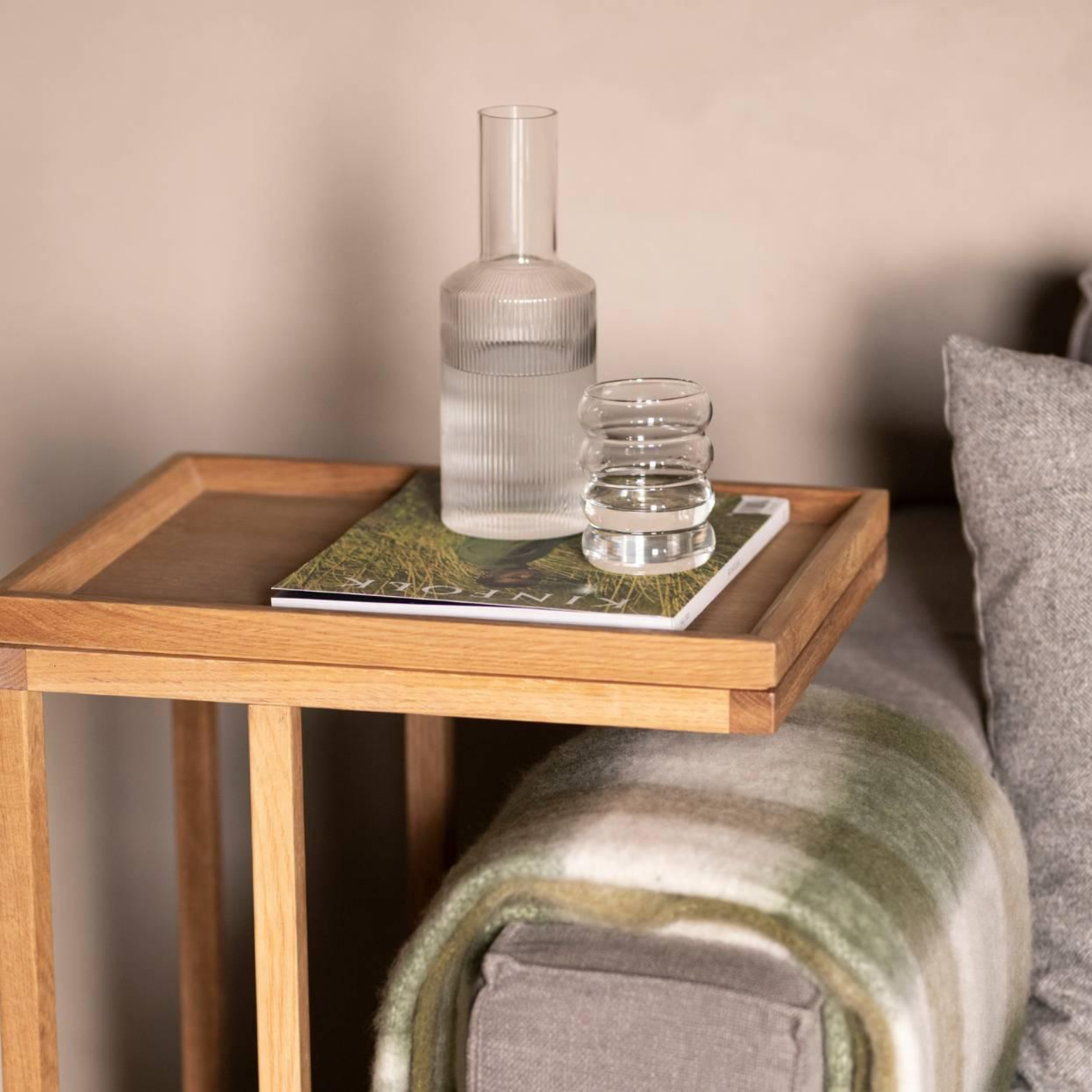 carafe en verre transparent strie