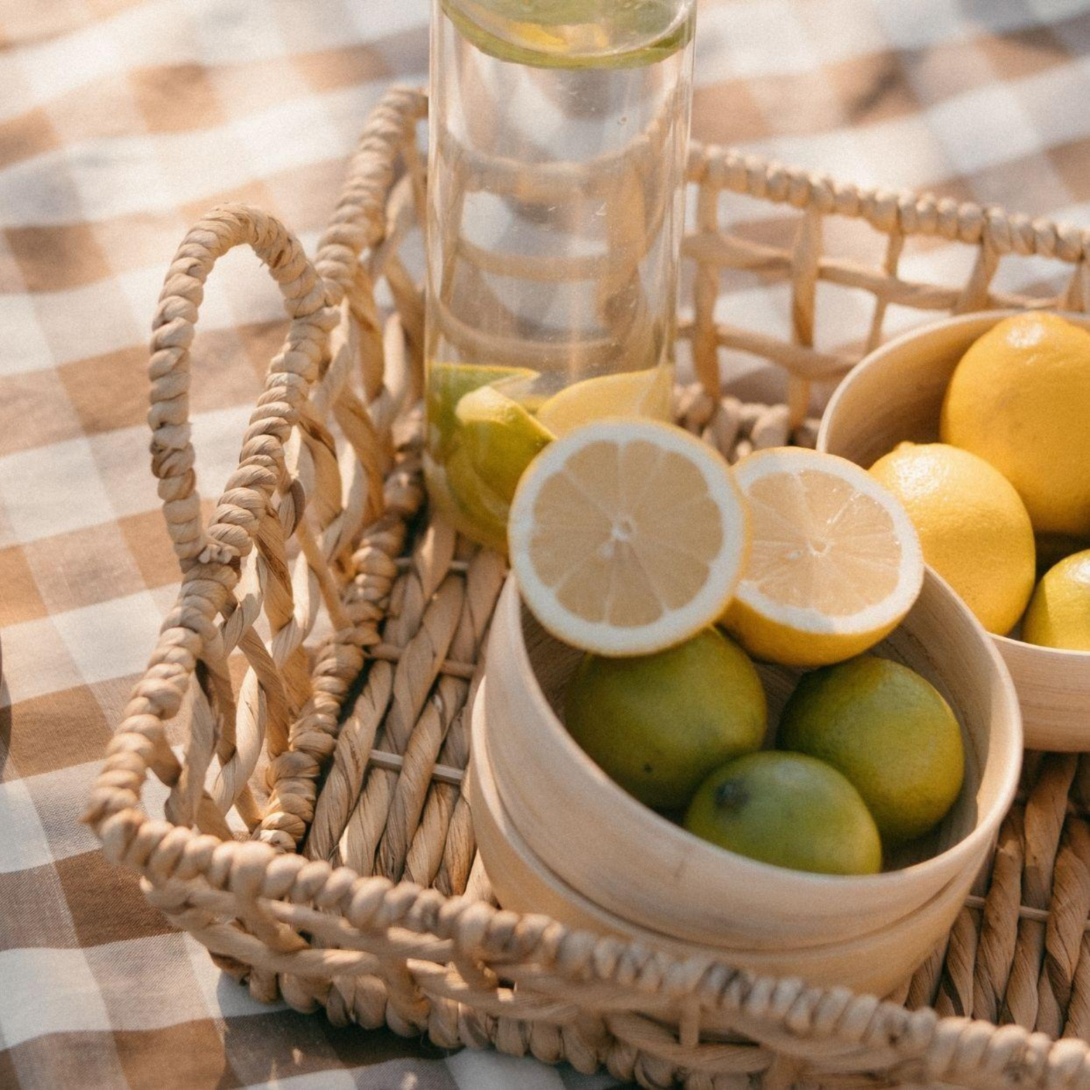 plateau elegant en jancinthe eau