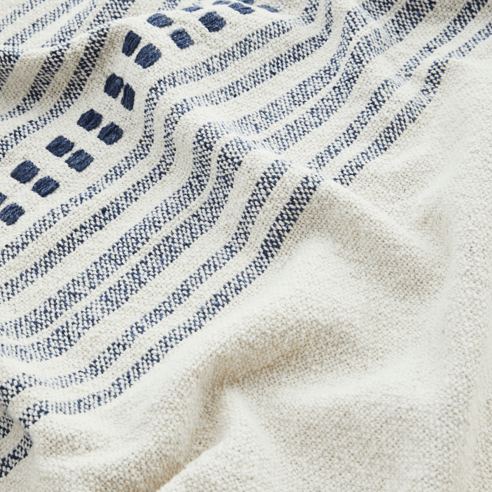 drap de plage fouta en coton recycle blanc et bleu madam stoltz