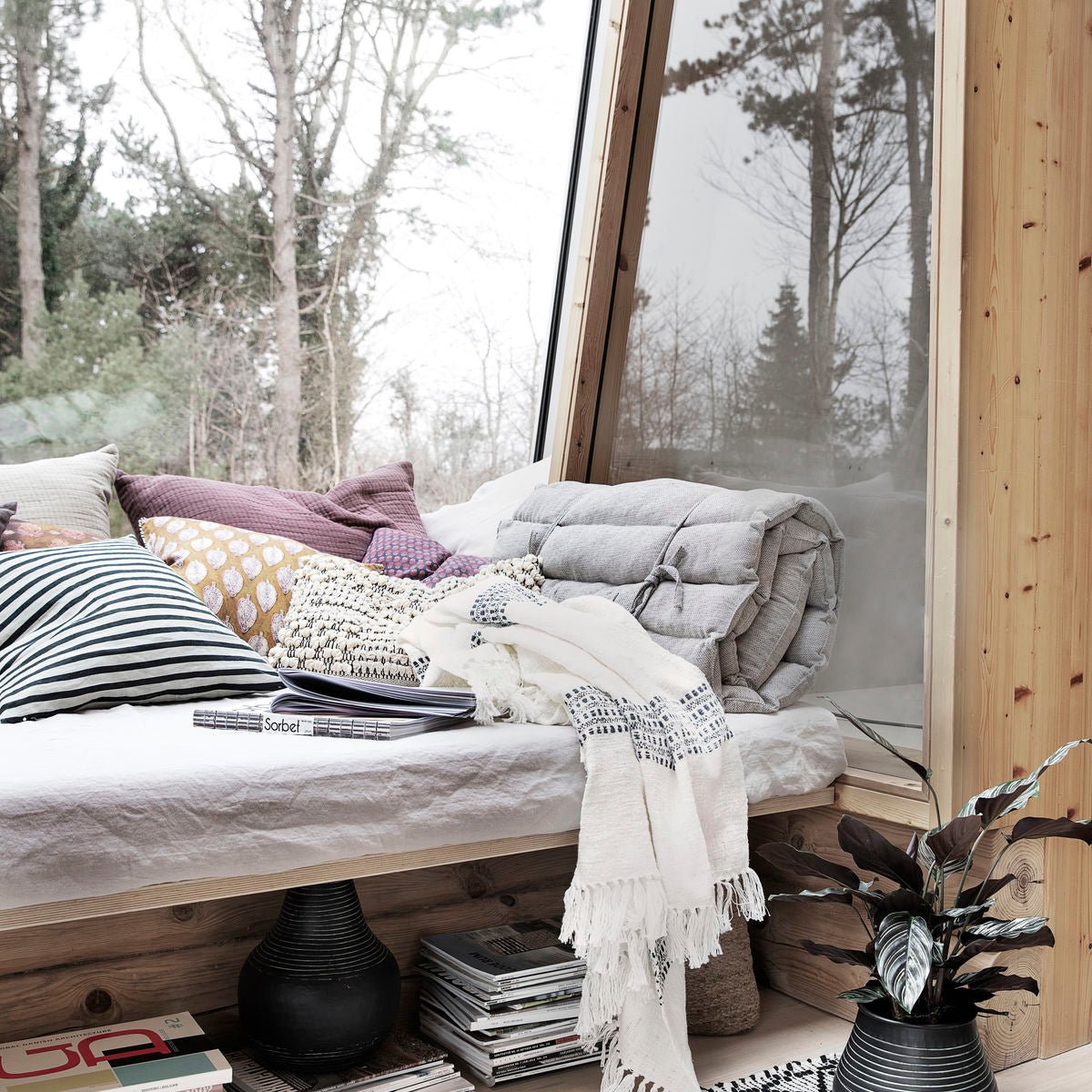 plaid ou fouta a franges en coton écru et aux motifs noir elegant et chaleureux