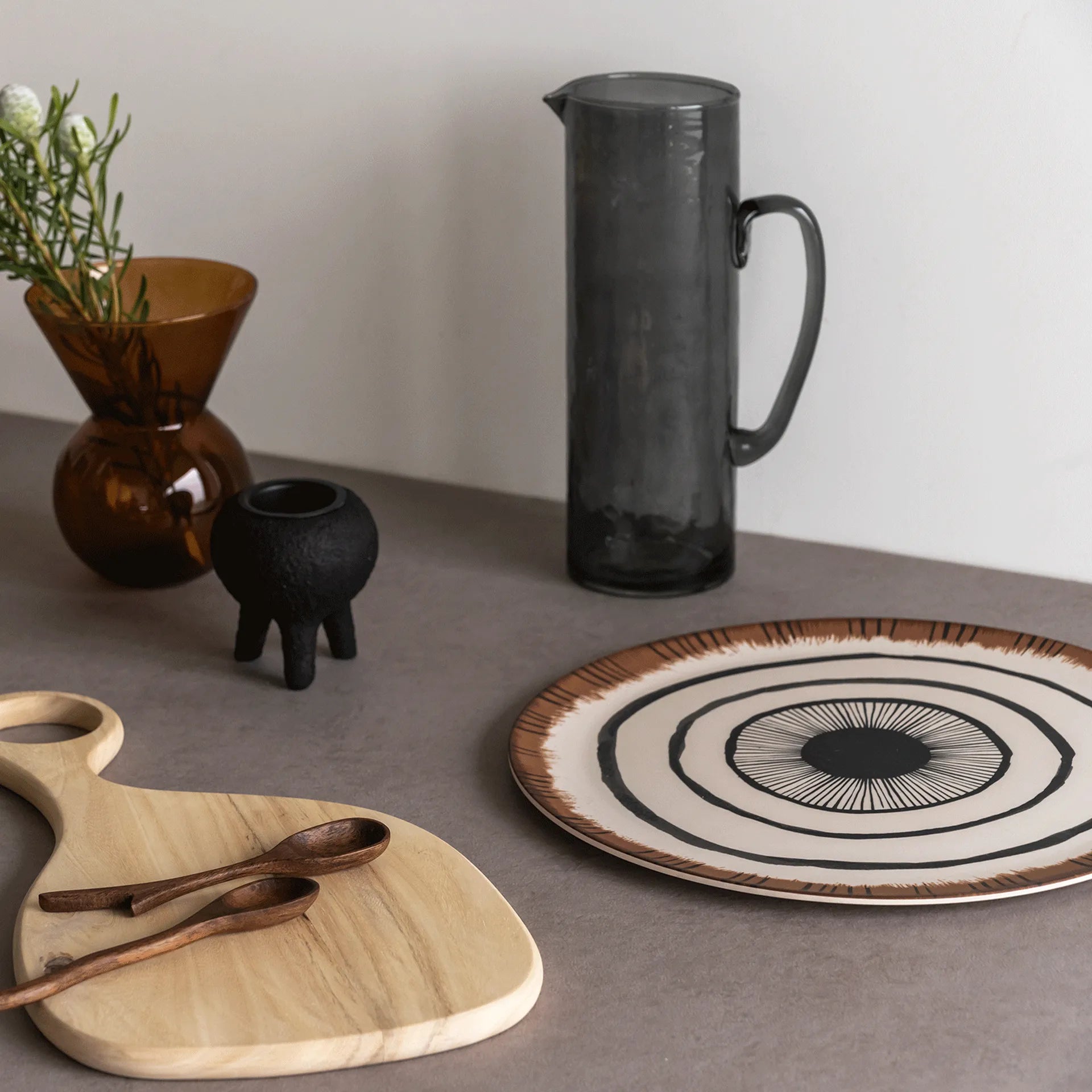 Carafe de grande contenance en verre recycle fume ebene