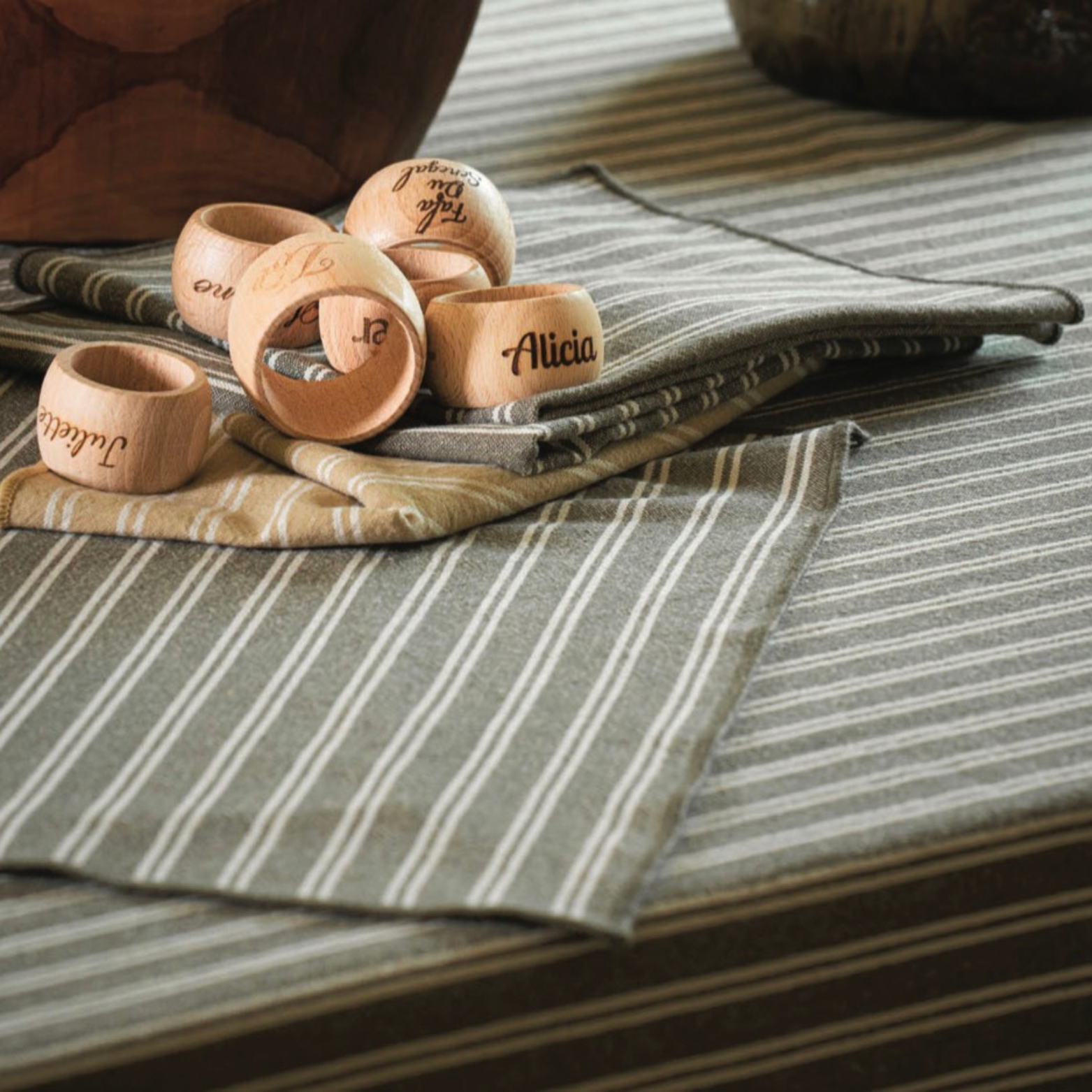 nappe_déperlante_en_coton_enduit_couleur_kaki_liseres_blanc