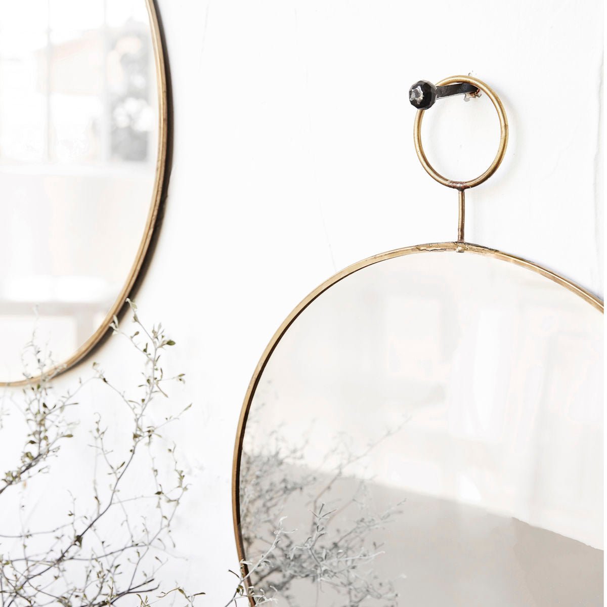 Miroir rond dore loop elegant et raffine en laiton Society of lifestyle 
