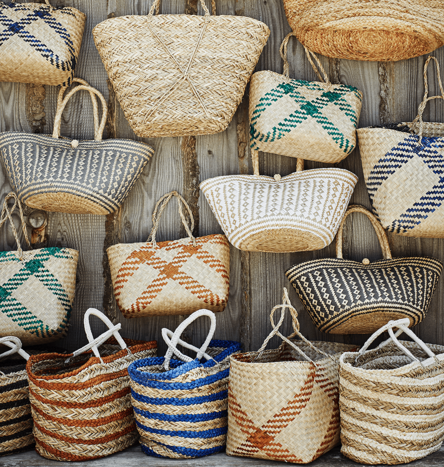Panier fabrique a la main a partir de feuilles de mais et de coton