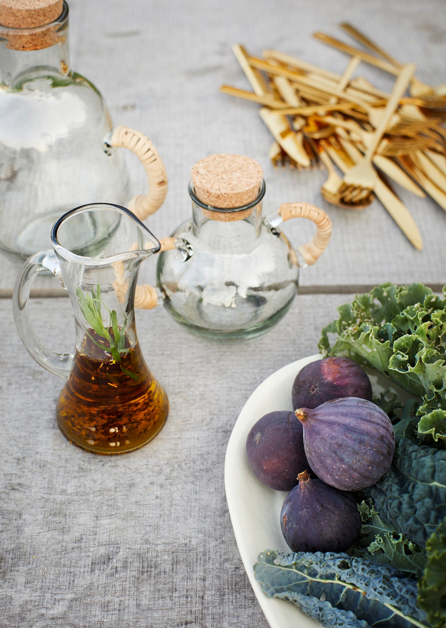 cruche en verre transparent fonctionnelle et esthetique