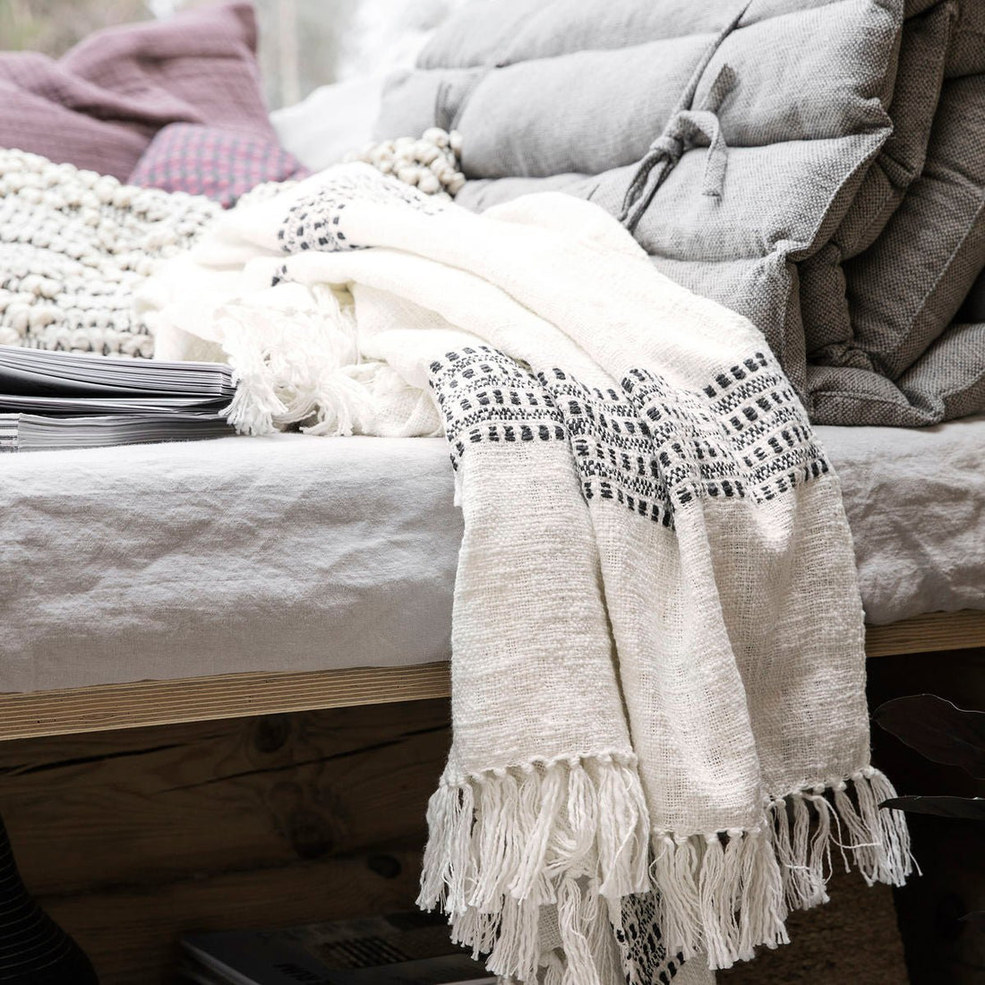 plaid ou fouta a franges en coton écru et aux motifs noir elegant et chaleureux